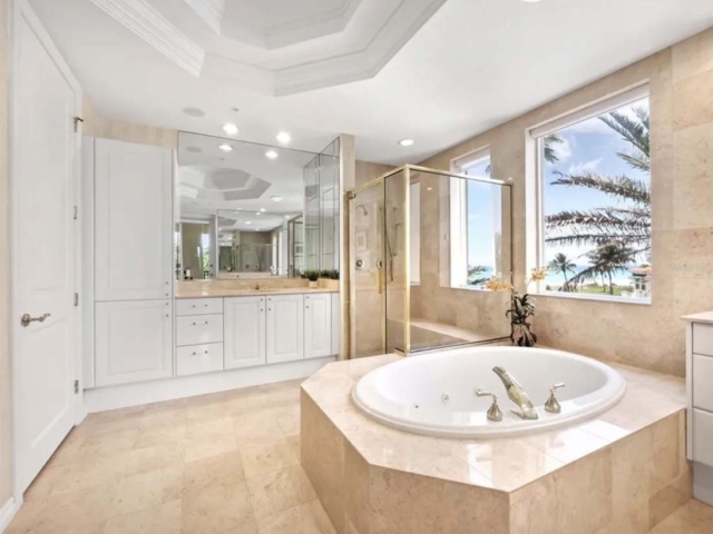 Longboat Key: Four Bedroom Beachfront bathroom